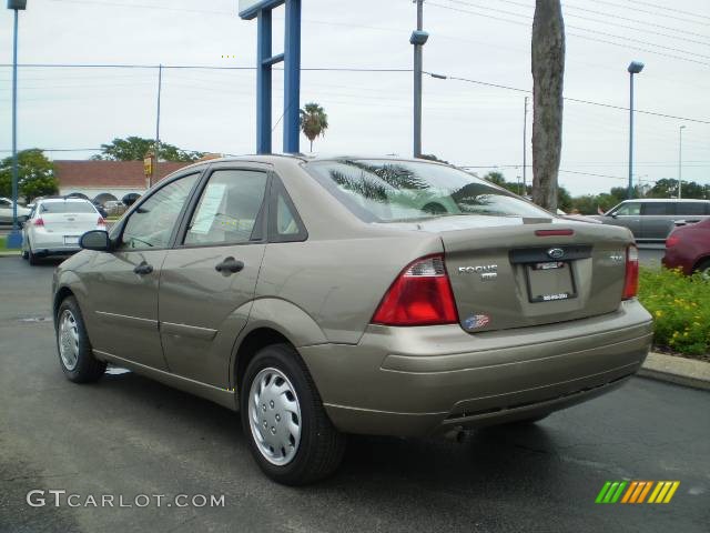 2005 Focus ZX4 SES Sedan - Arizona Beige Metallic / Dark Pebble/Light Pebble photo #5