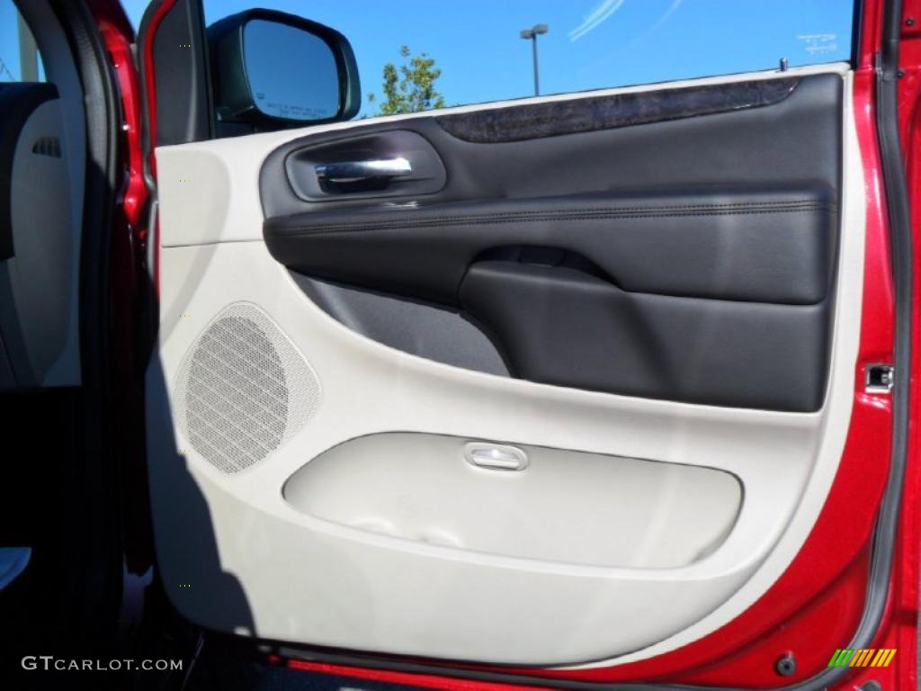 2011 Dodge Grand Caravan Mainstreet Black/Light Graystone Door Panel Photo #41903240