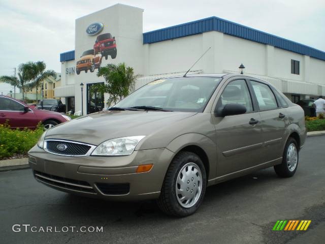 2005 Focus ZX4 SES Sedan - Arizona Beige Metallic / Dark Pebble/Light Pebble photo #7