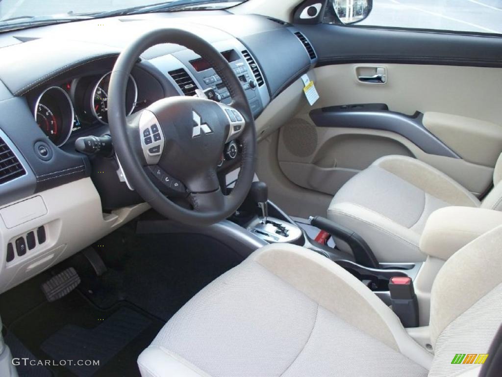 Black Interior 2011 Mitsubishi Outlander SE Photo #41915705