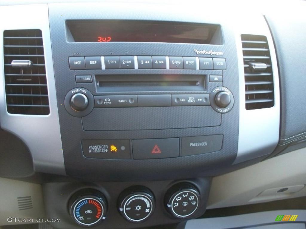 2011 Mitsubishi Outlander SE Controls Photo #41915845