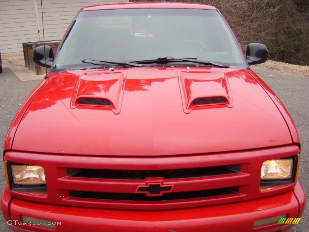 1997 S10 LS Regular Cab - Standard Red / Graphite photo #2
