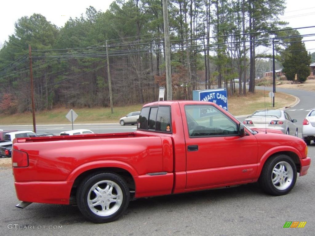 1997 S10 LS Regular Cab - Standard Red / Graphite photo #3
