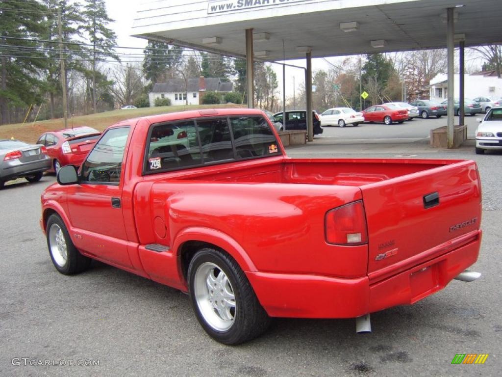 1997 S10 LS Regular Cab - Standard Red / Graphite photo #5