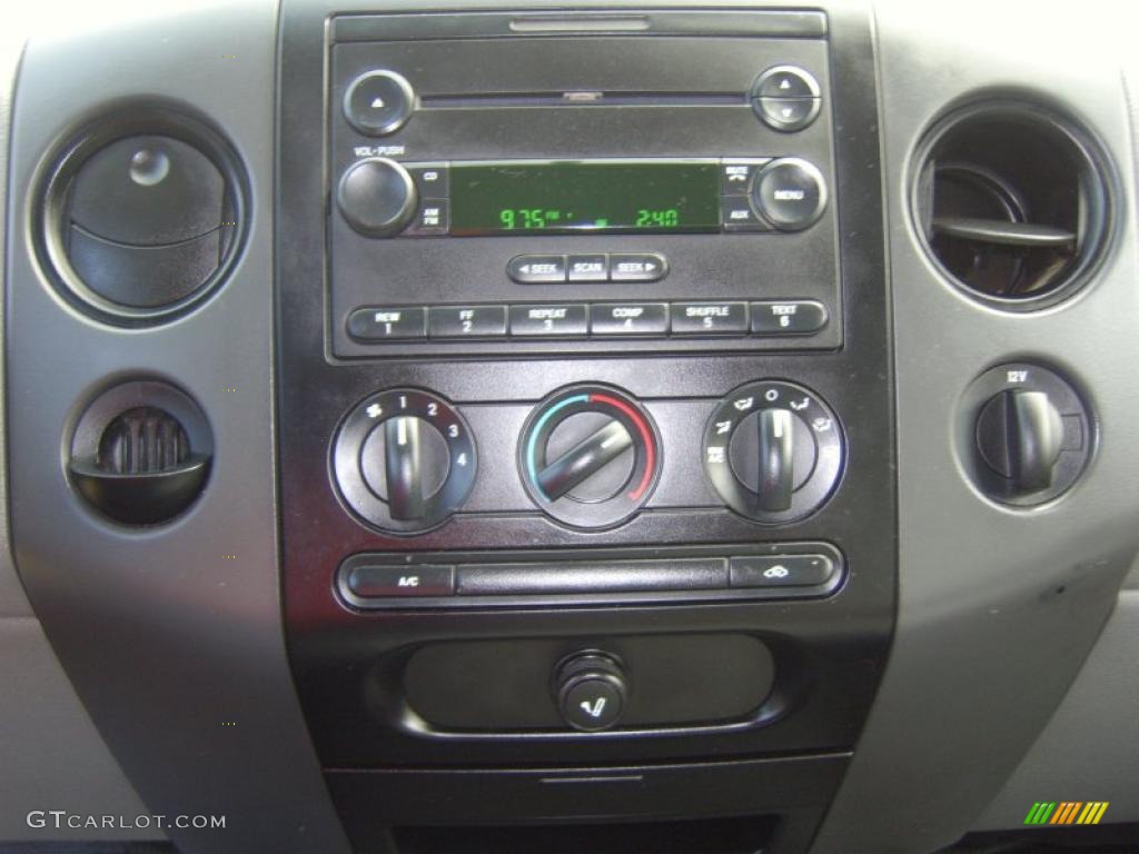 2005 Ford F150 XL Regular Cab Controls Photo #41920098