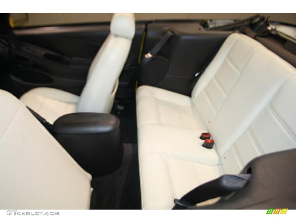 2004 Mustang V6 Convertible - Screaming Yellow / Oxford White photo #24
