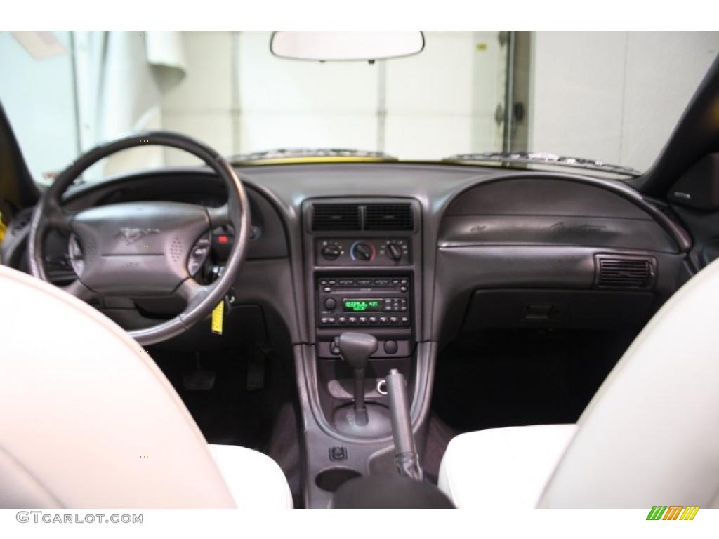 2004 Mustang V6 Convertible - Screaming Yellow / Oxford White photo #25