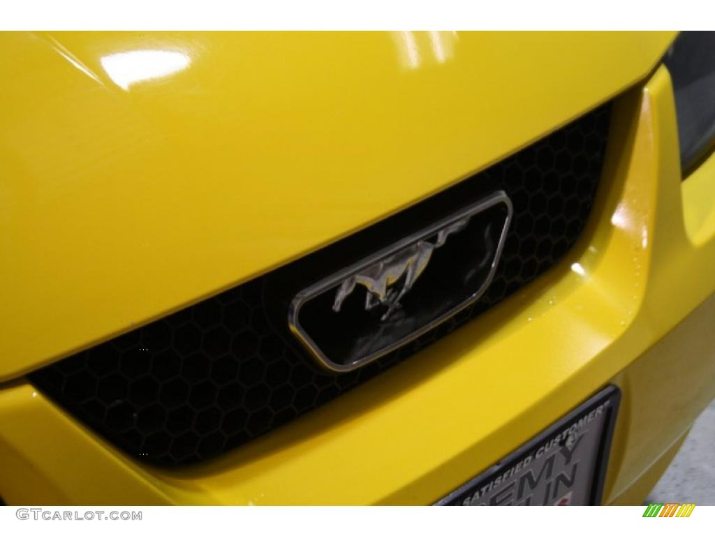 2004 Mustang V6 Convertible - Screaming Yellow / Oxford White photo #38