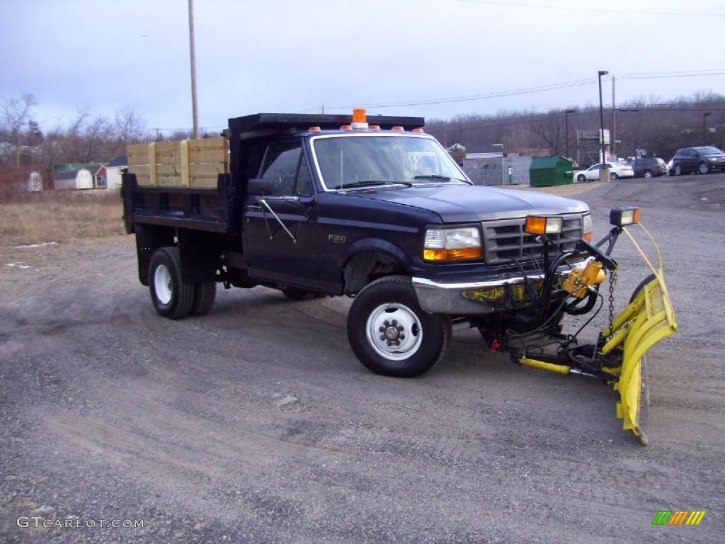 1994 F350 XL Regular Cab 4x4 Chassis - Medium Lapis Blue Metallic / Blue photo #3