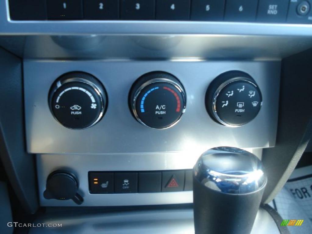 2011 Dodge Nitro Shock 4x4 Controls Photo #41927187