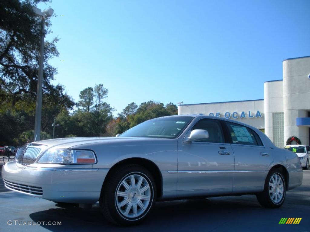 Silver Birch Metallic 2011 Lincoln Town Car Signature Limited Exterior Photo #41935810