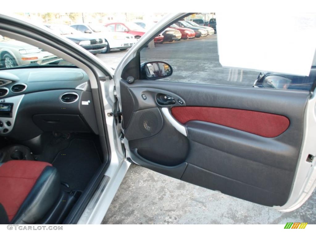 2002 Ford Focus SVT Coupe Black/Red Door Panel Photo #41955412