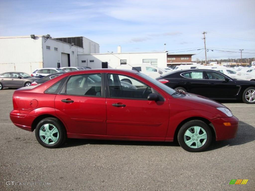 2002 Focus SE Sedan - Infra Red / Dark Charcoal photo #7