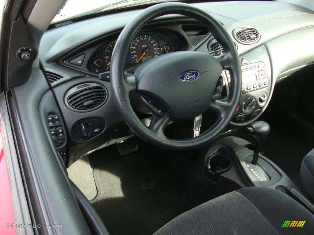 2002 Focus SE Sedan - Infra Red / Dark Charcoal photo #12