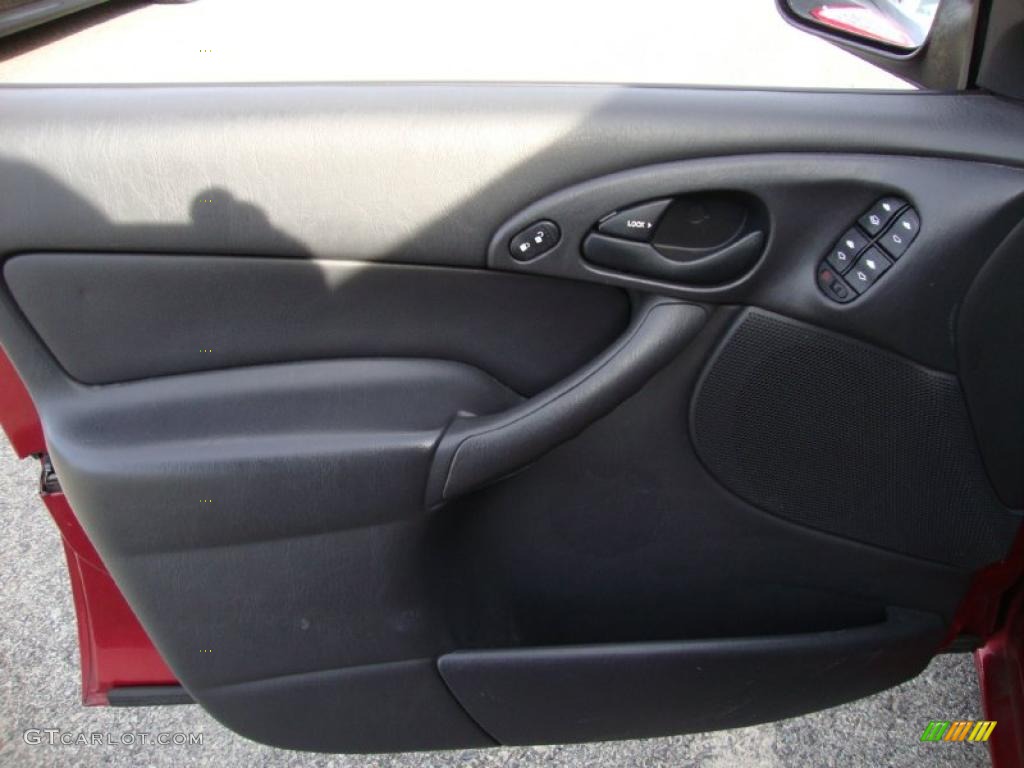 2002 Focus SE Sedan - Infra Red / Dark Charcoal photo #14