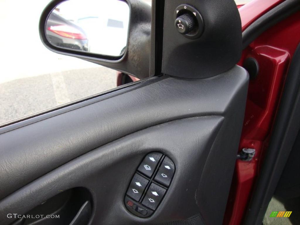 2002 Focus SE Sedan - Infra Red / Dark Charcoal photo #15