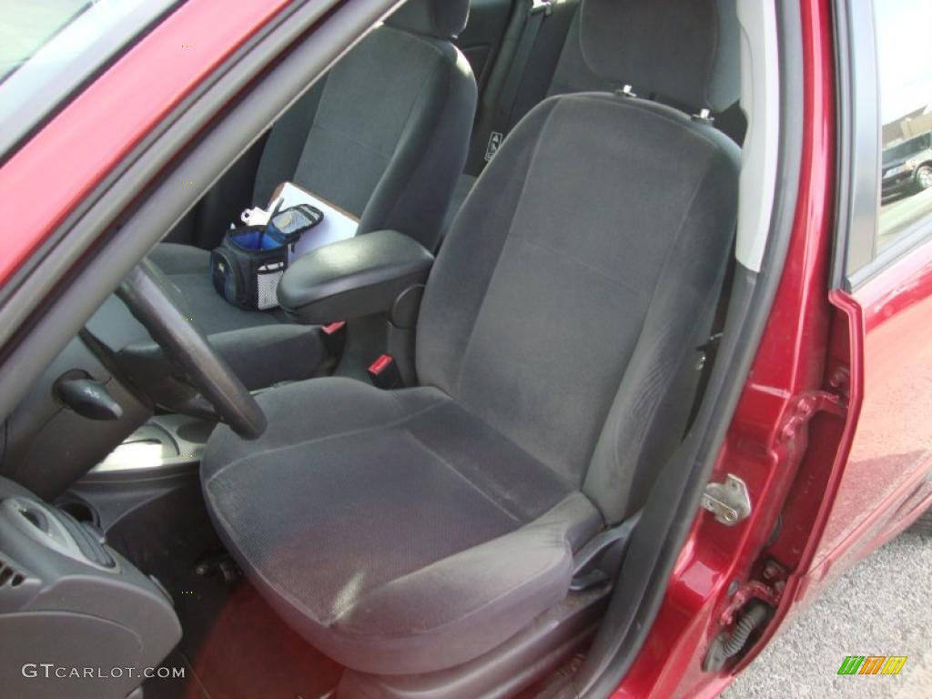 2002 Focus SE Sedan - Infra Red / Dark Charcoal photo #17