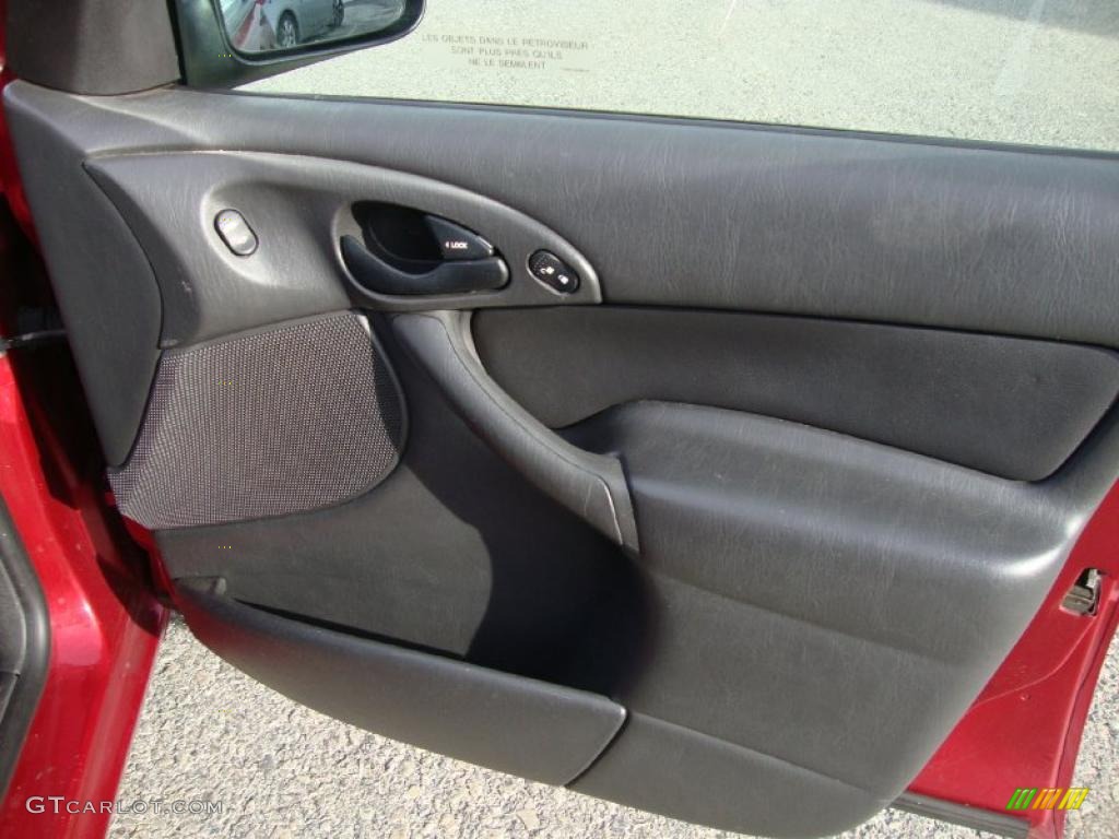 2002 Focus SE Sedan - Infra Red / Dark Charcoal photo #21