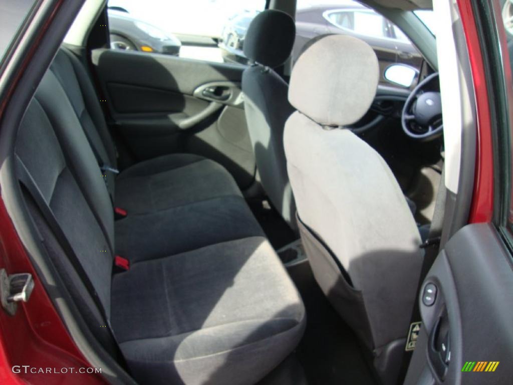 2002 Focus SE Sedan - Infra Red / Dark Charcoal photo #22