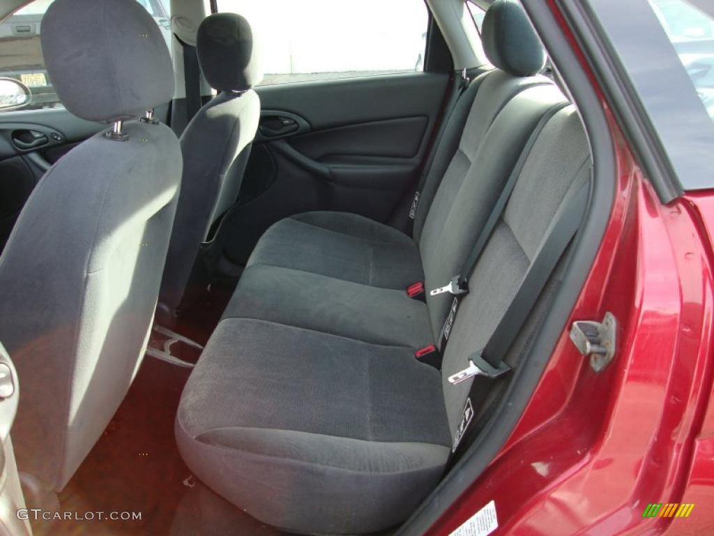 2002 Focus SE Sedan - Infra Red / Dark Charcoal photo #24
