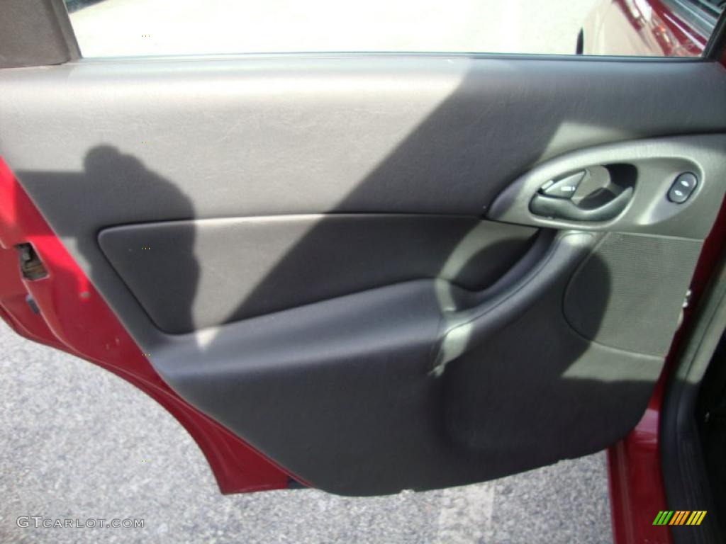 2002 Focus SE Sedan - Infra Red / Dark Charcoal photo #25