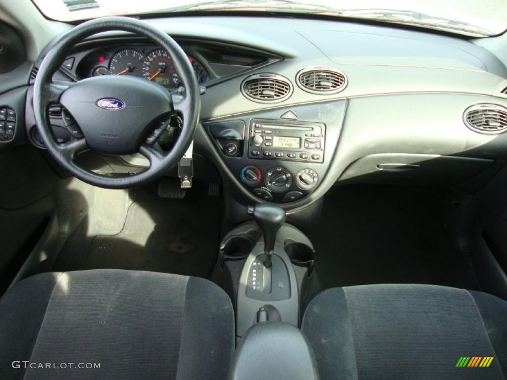 2002 Focus SE Sedan - Infra Red / Dark Charcoal photo #26