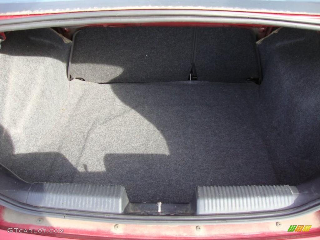 2002 Focus SE Sedan - Infra Red / Dark Charcoal photo #28