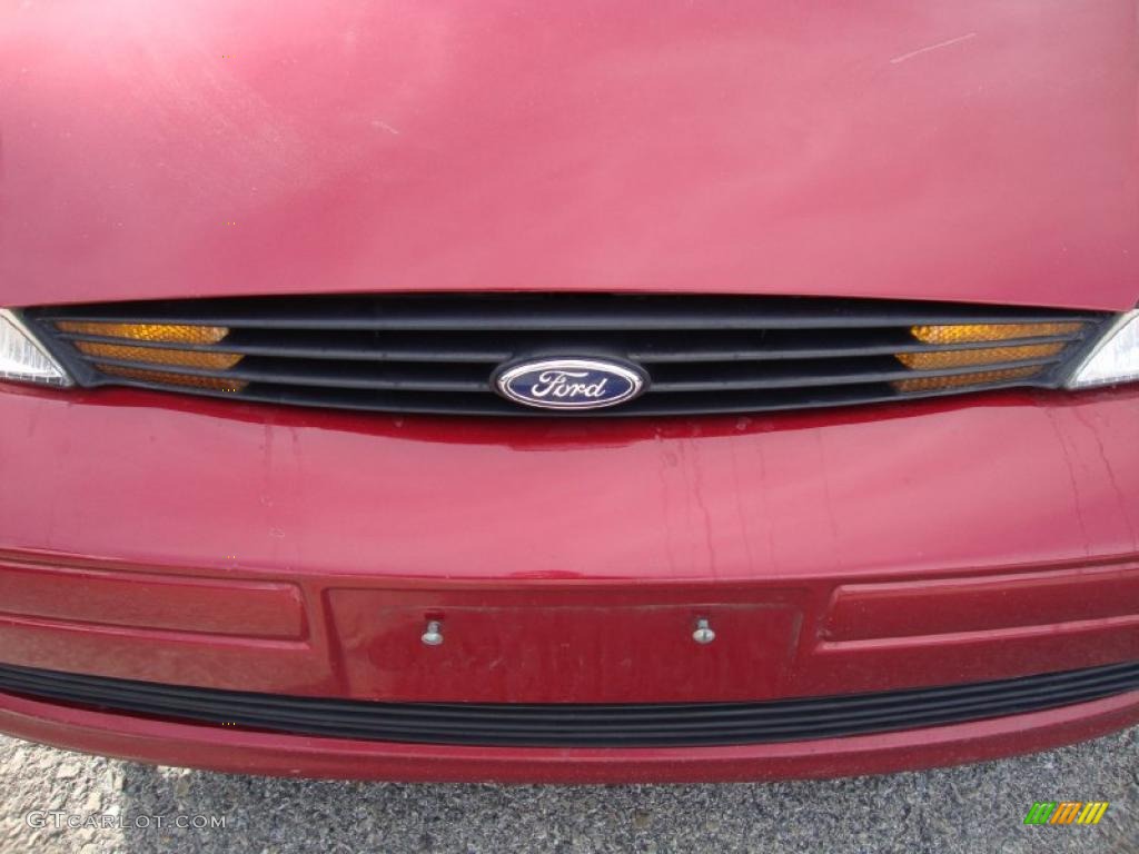 2002 Focus SE Sedan - Infra Red / Dark Charcoal photo #34