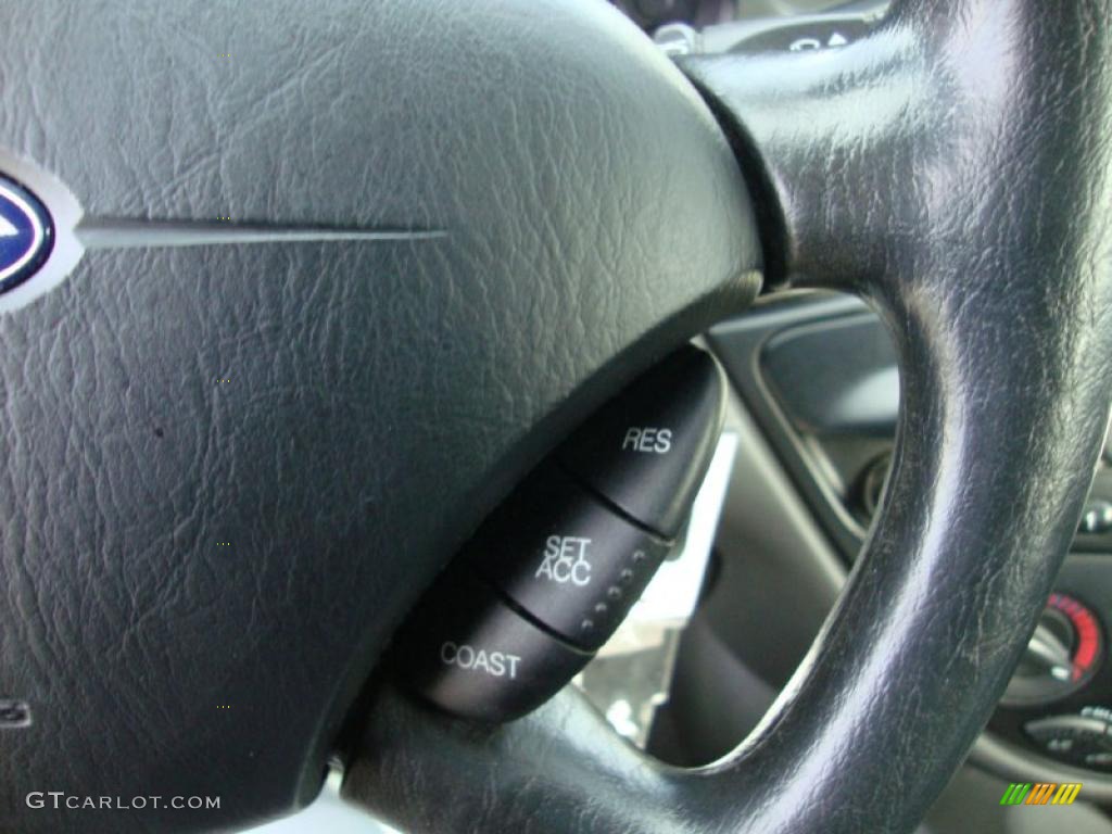 2002 Focus SE Sedan - Infra Red / Dark Charcoal photo #44
