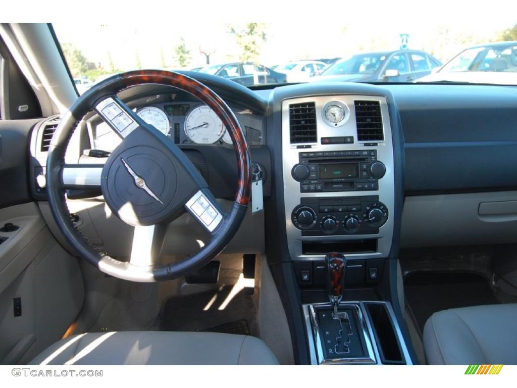 2005 300 C HEMI - Bright Silver Metallic / Dark Slate Gray/Light Graystone photo #3