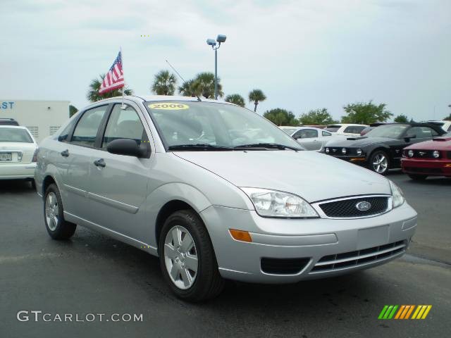 2006 Focus ZX4 SE Sedan - CD Silver Metallic / Dark Flint/Light Flint photo #1