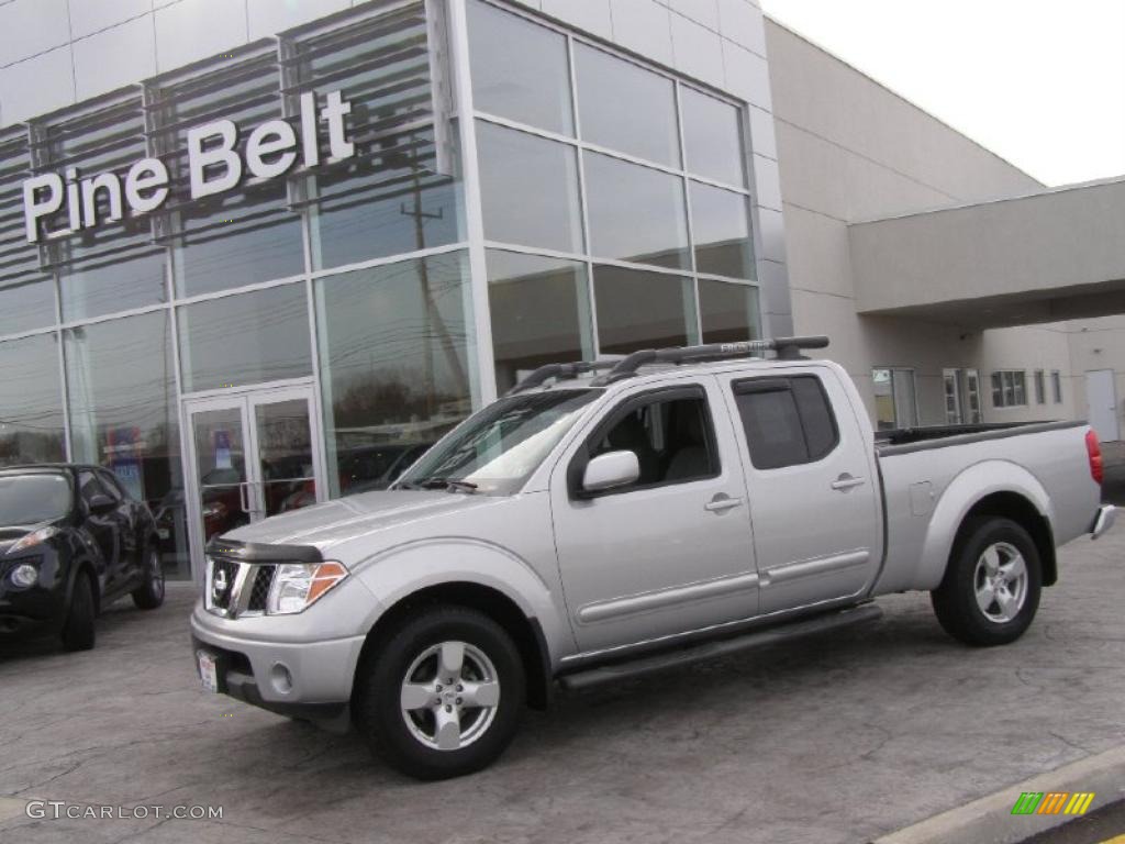 2007 Frontier LE Crew Cab 4x4 - Radiant Silver / Steel photo #1