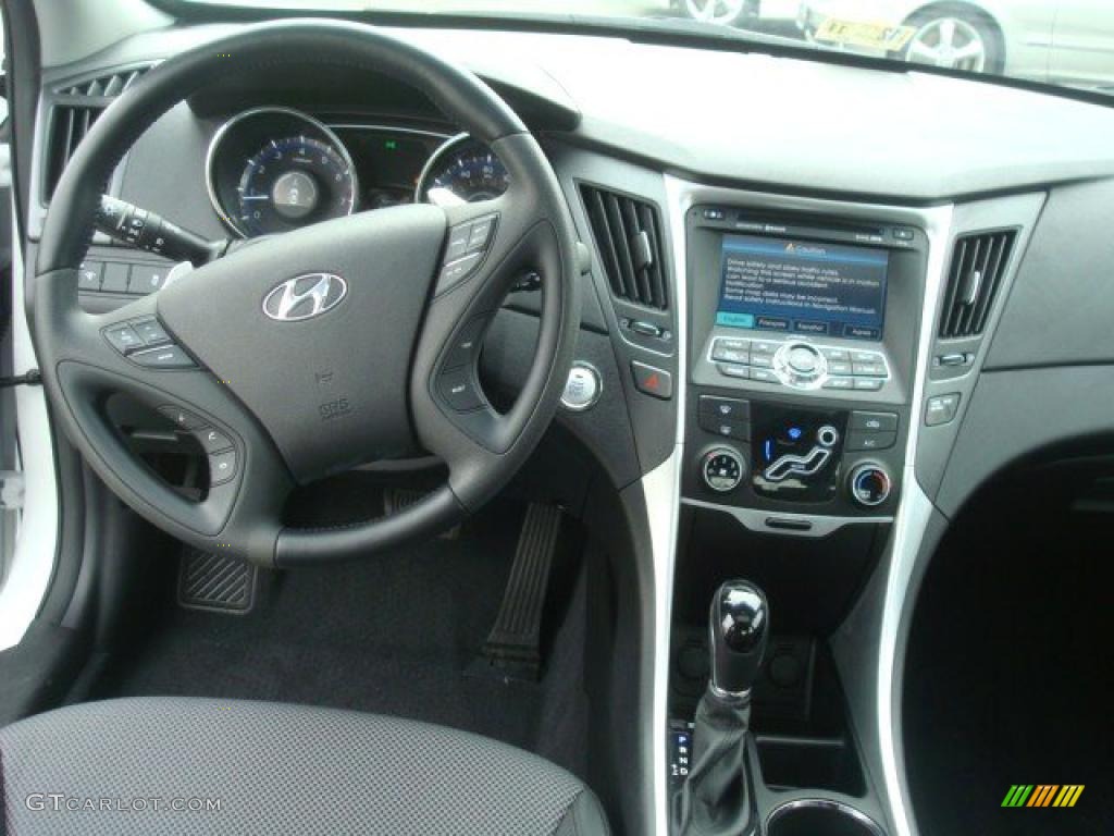 2011 Sonata SE - Pearl White / Black photo #12
