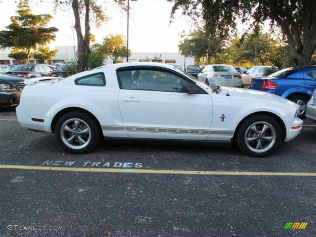 2006 Mustang V6 Deluxe Coupe - Performance White / Light Parchment photo #2