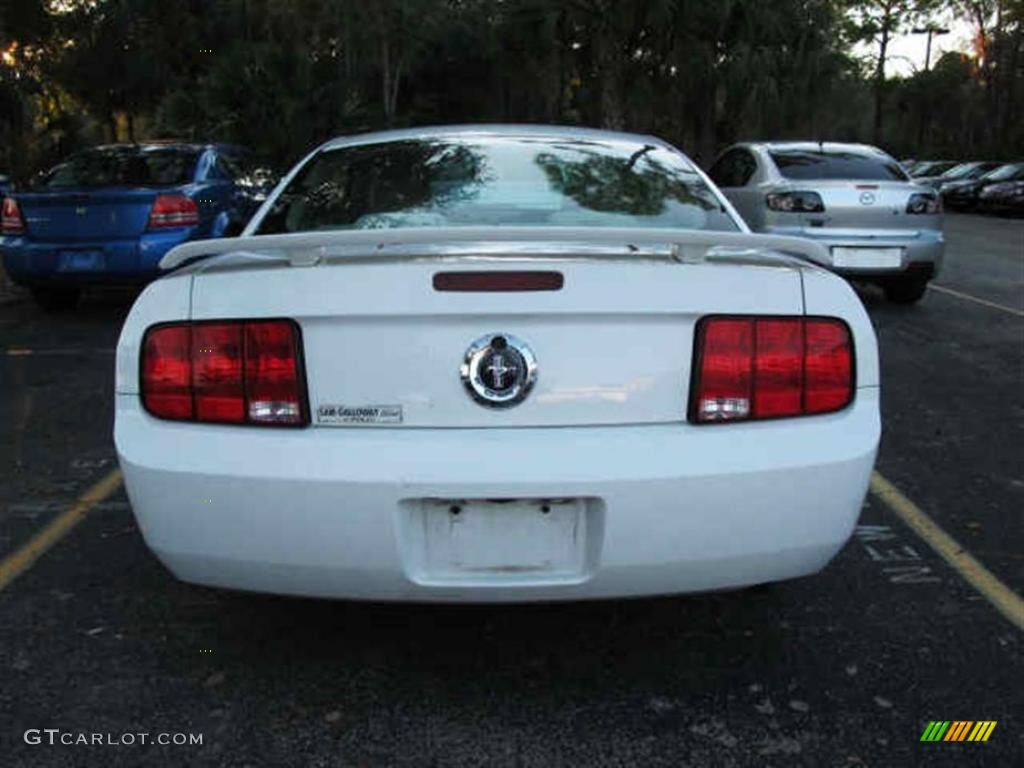 2006 Mustang V6 Deluxe Coupe - Performance White / Light Parchment photo #4