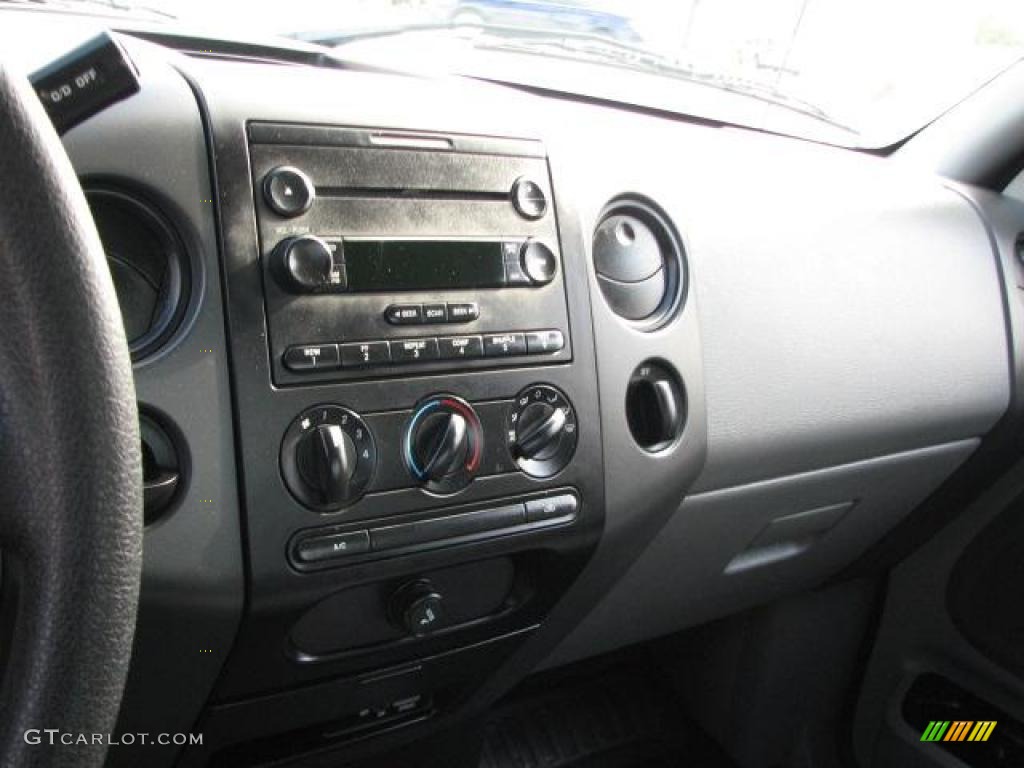 2004 F150 STX Regular Cab - Oxford White / Dark Flint photo #16