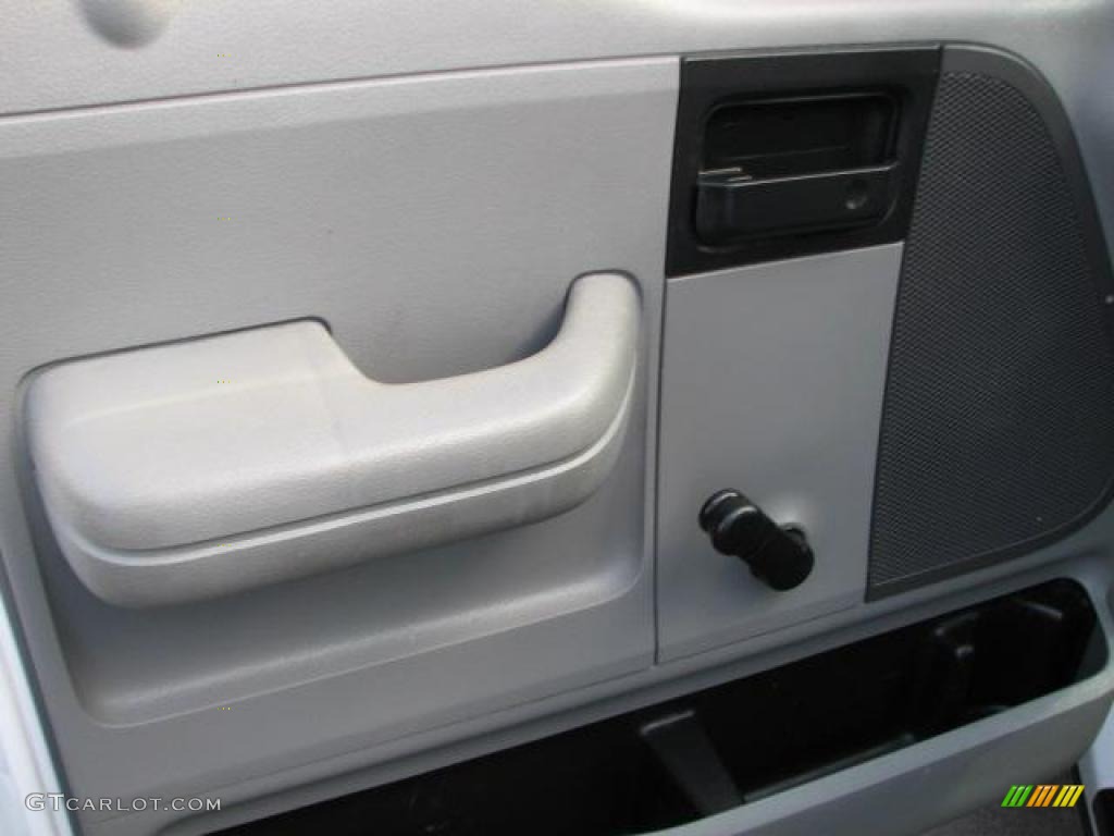 2004 F150 STX Regular Cab - Oxford White / Dark Flint photo #21