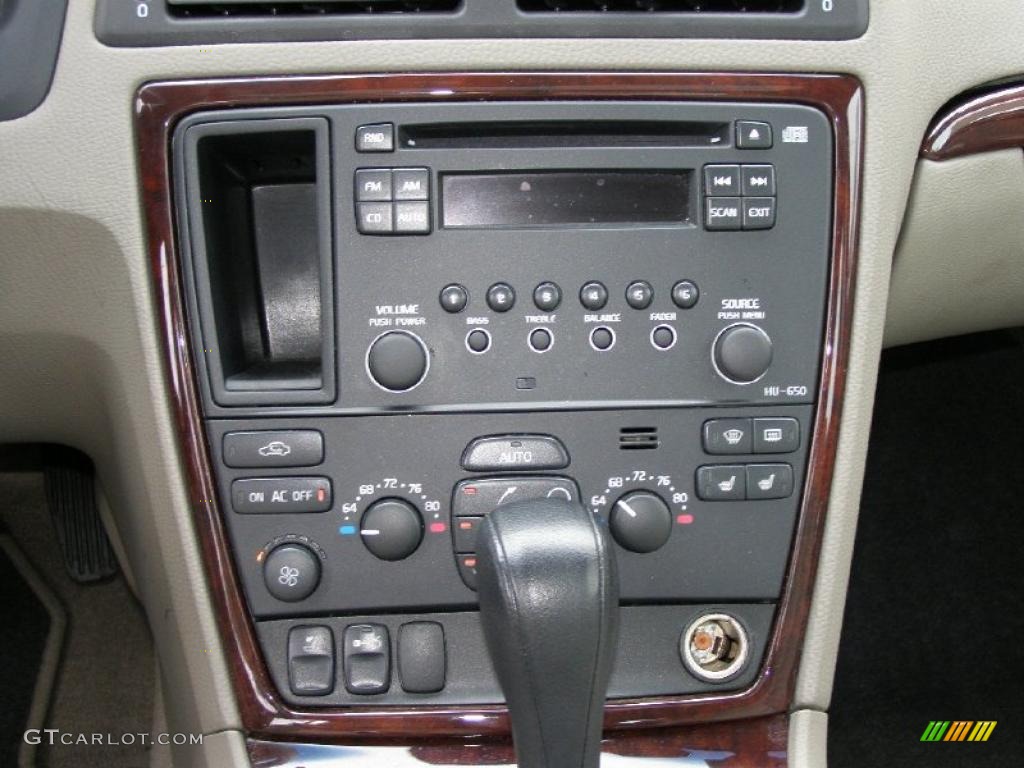 2009 Volvo S60 2.5T AWD Controls Photos