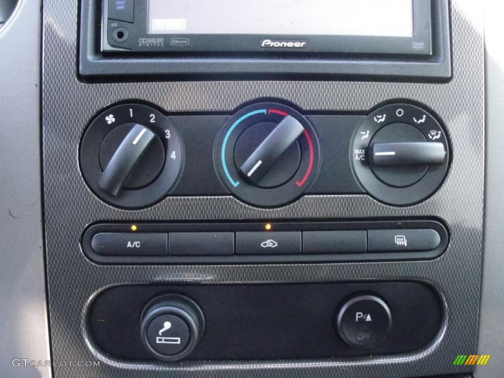 2006 Ford F150 FX4 SuperCrew 4x4 Controls Photo #42078147