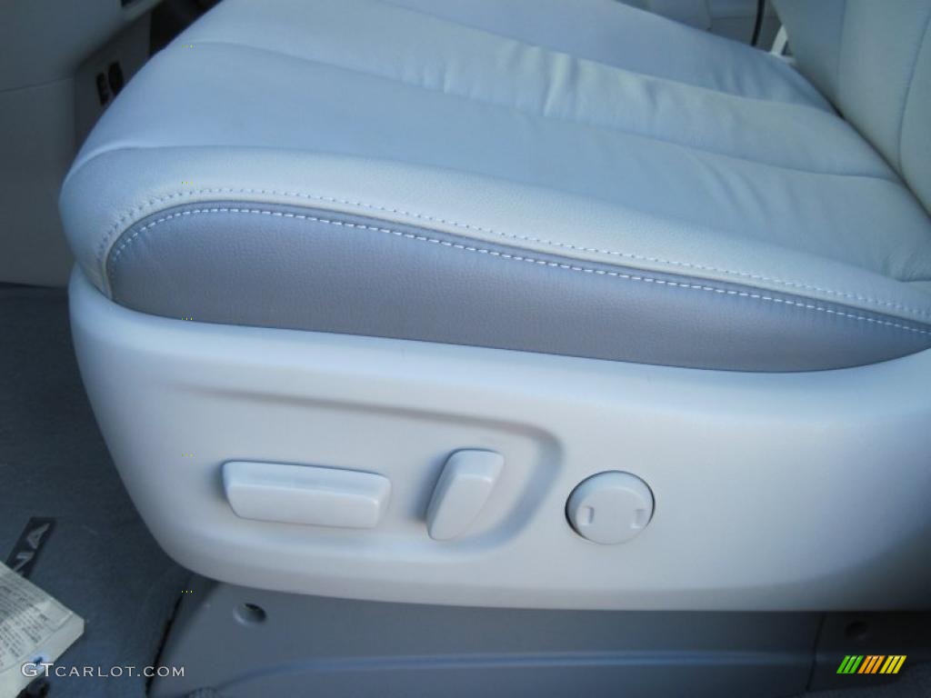 2011 Sienna Limited - Super White / Light Gray photo #11