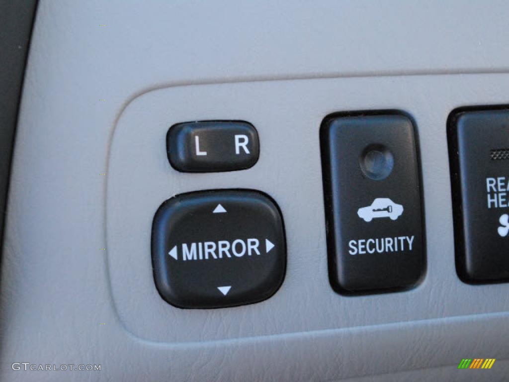 2004 Highlander V6 4WD - Super White / Ash photo #25