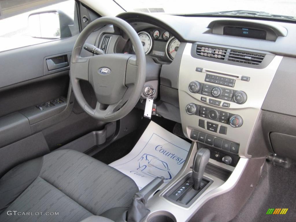 2008 Focus SE Sedan - Vapor Silver Metallic / Charcoal Black photo #7