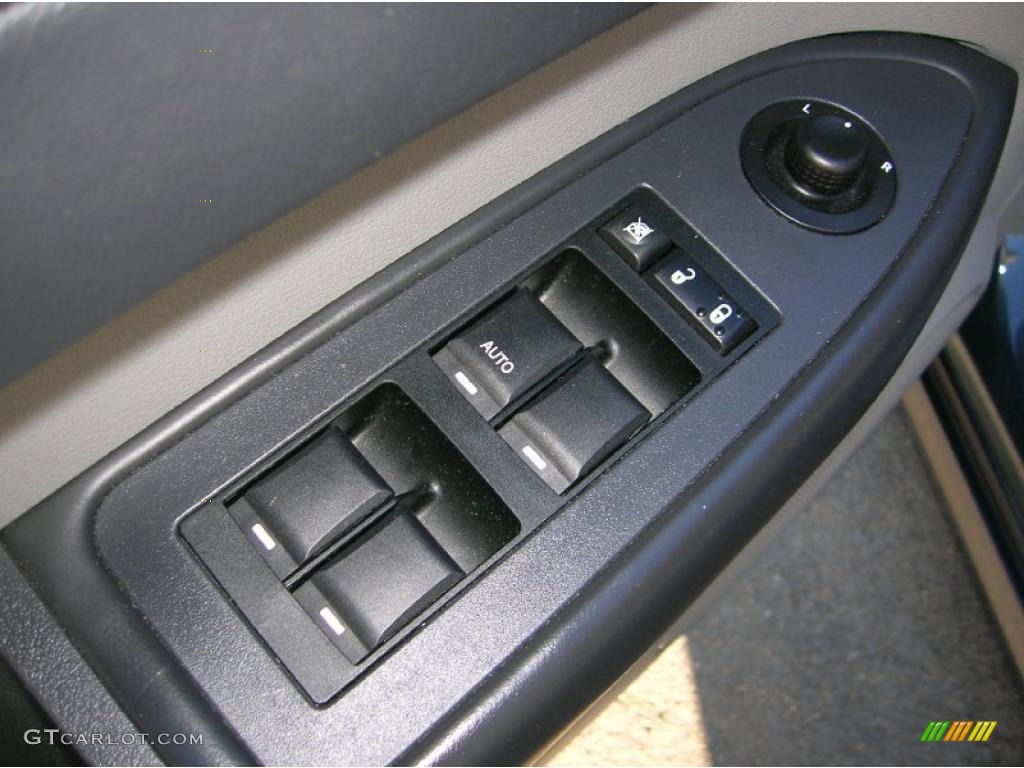 2008 Dodge Magnum SXT Controls Photo #42106353