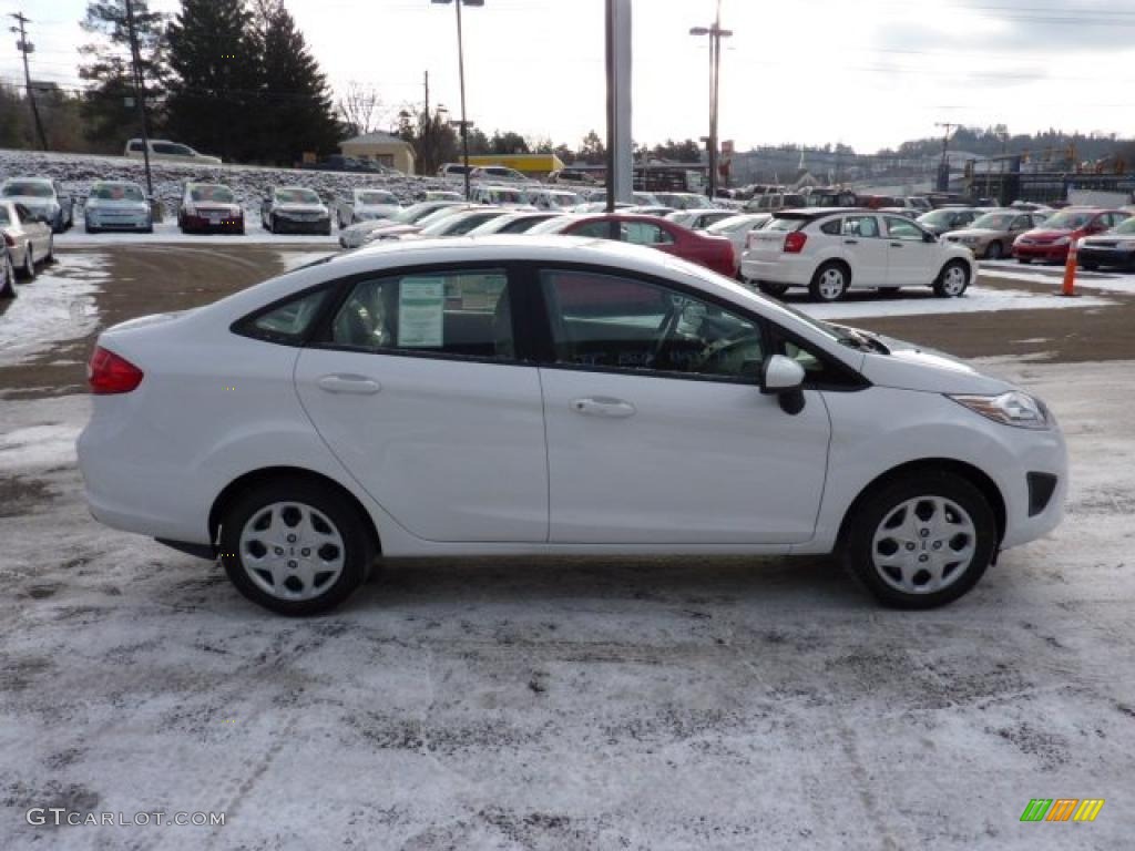2011 Fiesta S Sedan - Oxford White / Light Stone/Charcoal Black Cloth photo #5