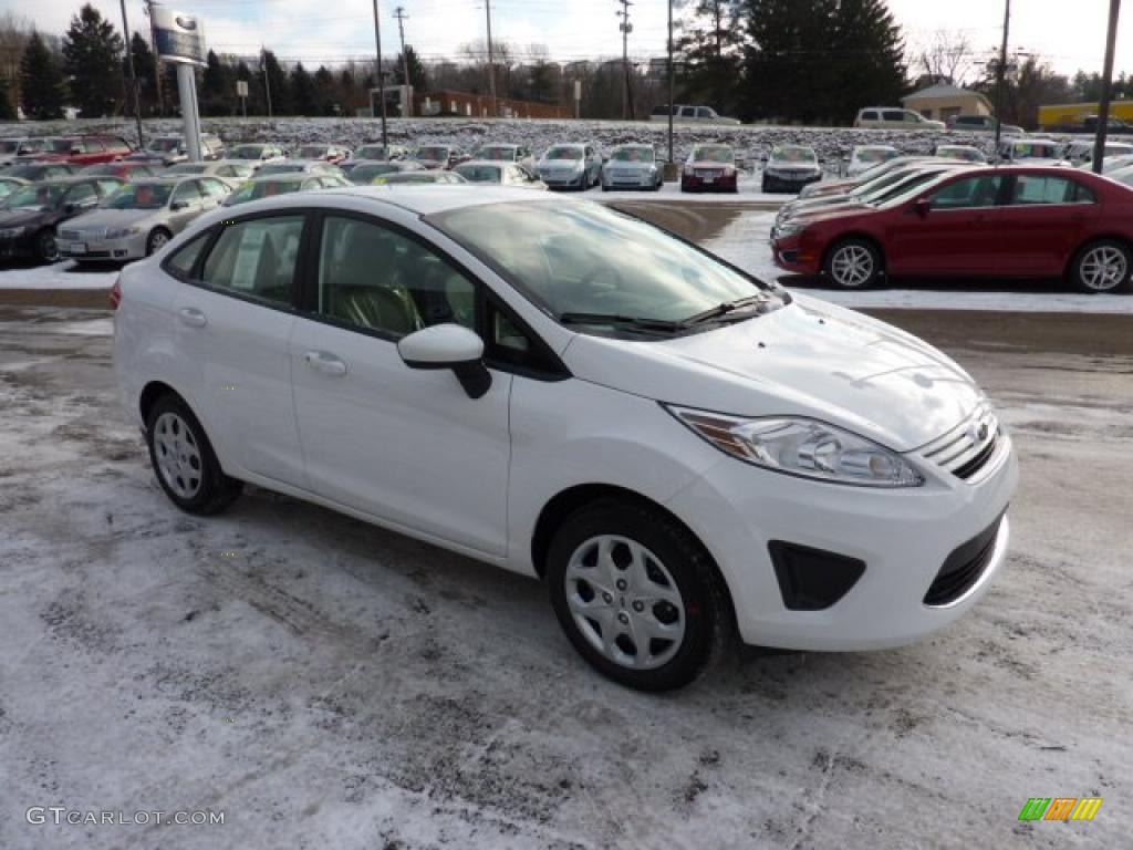 2011 Fiesta S Sedan - Oxford White / Light Stone/Charcoal Black Cloth photo #6