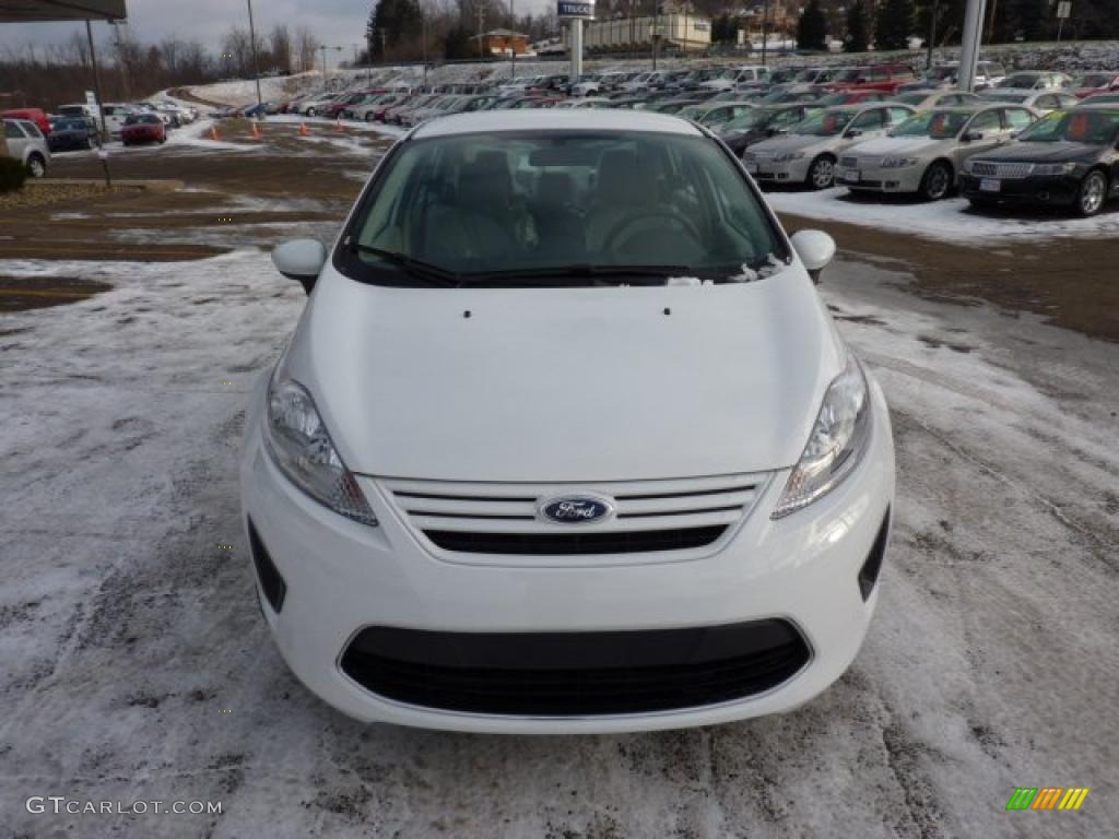2011 Fiesta S Sedan - Oxford White / Light Stone/Charcoal Black Cloth photo #7