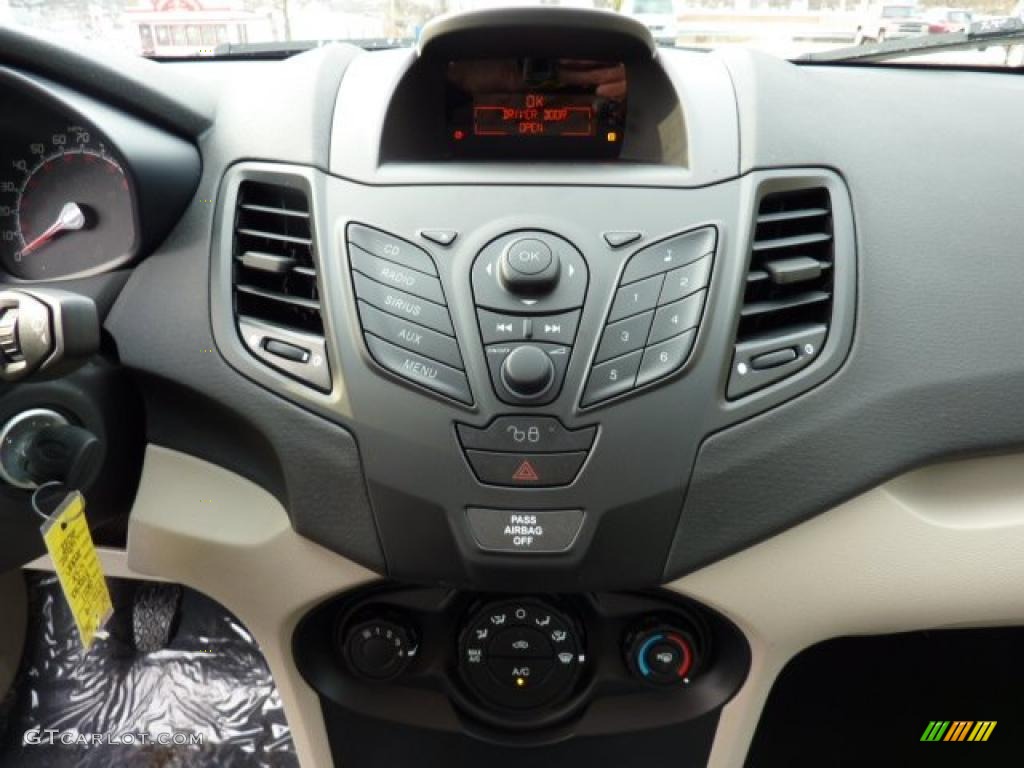 2011 Fiesta S Sedan - Oxford White / Light Stone/Charcoal Black Cloth photo #18