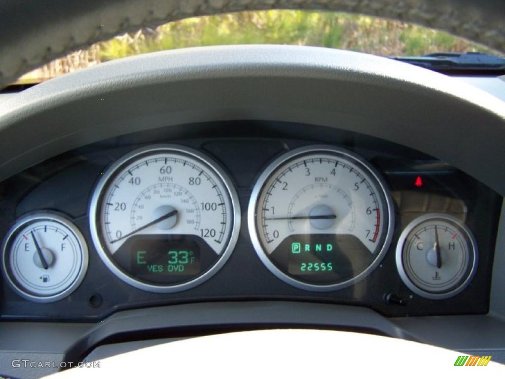 2008 Chrysler Town & Country Touring Gauges Photo #42114797
