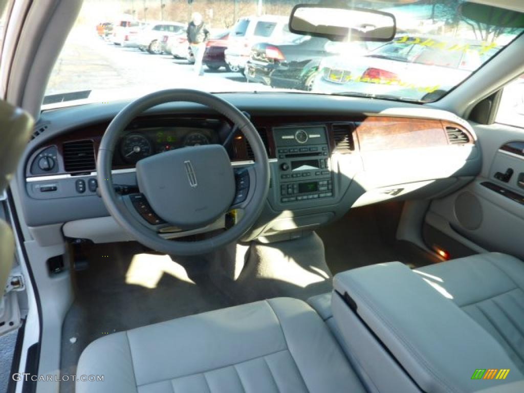 2007 Lincoln Town Car Signature Medium Light Stone Dashboard Photo #42119174