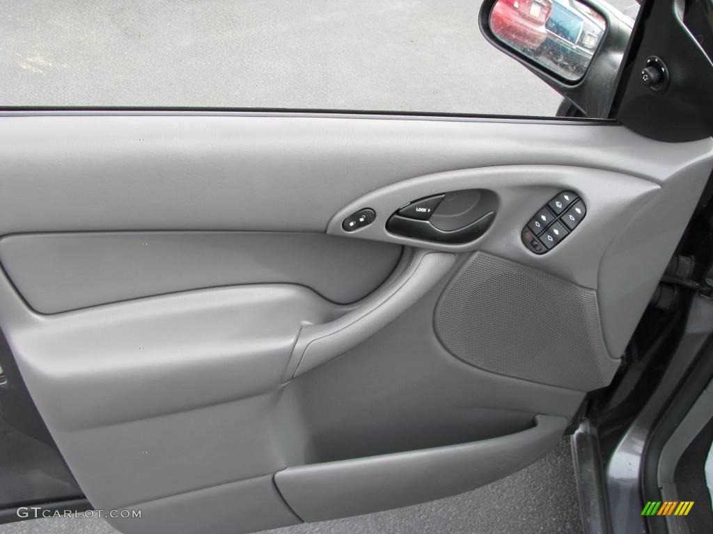 2003 Focus SE Sedan - Liquid Grey Metallic / Medium Graphite photo #12